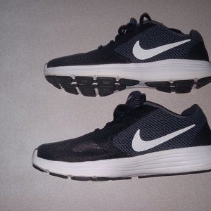 Nike revolution 6 women's running shoes size 10 great condition